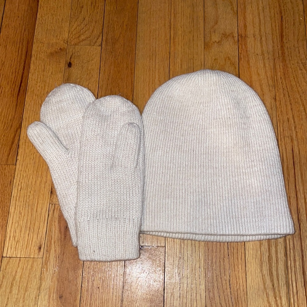 Aritzia Sunday Best Cream Beanie and Mittens Set